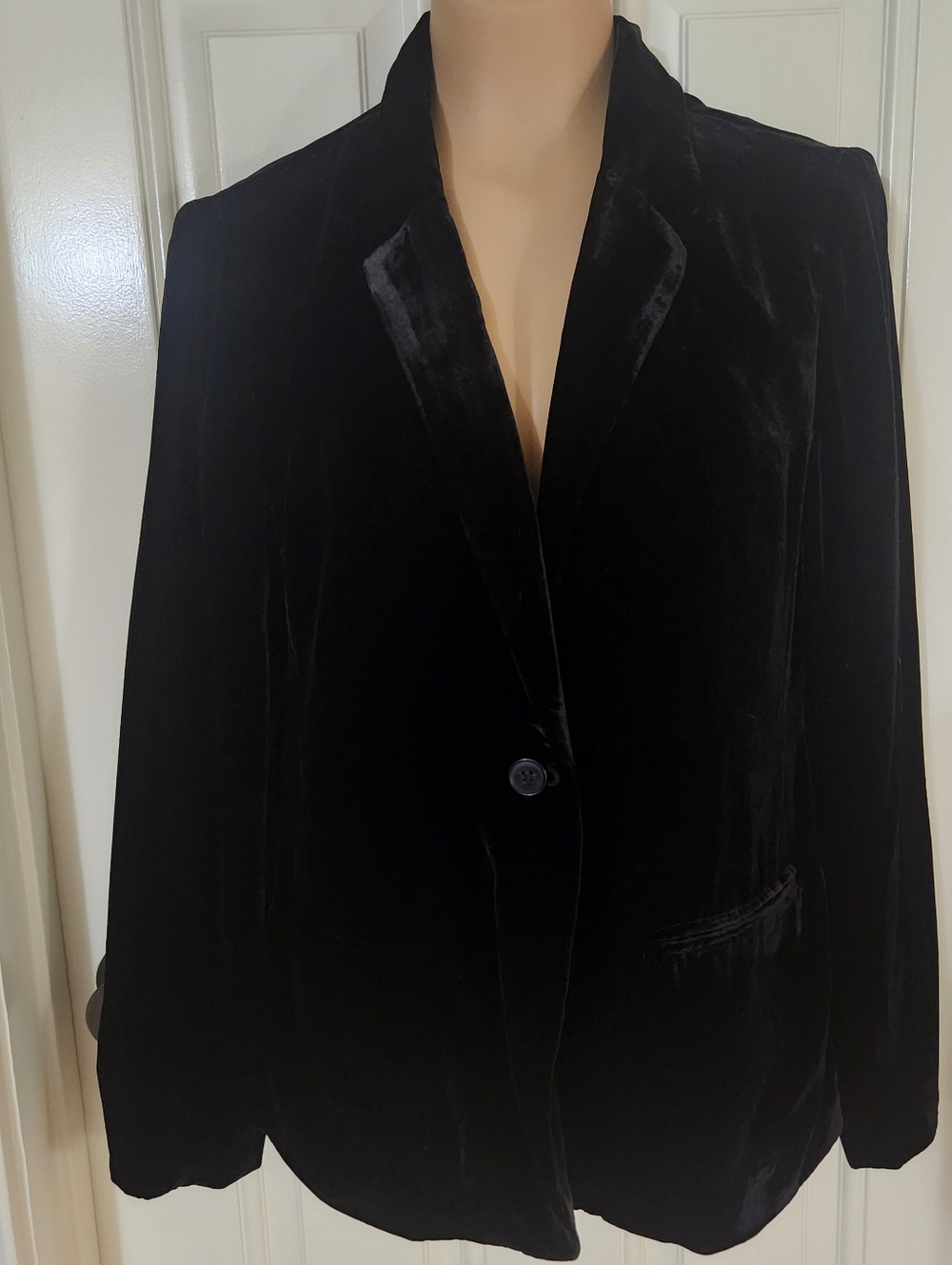New GAP Classic Black Velvet Blazer. Size 10.